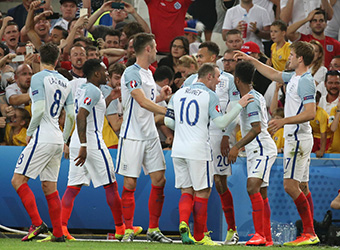 England lacks fully-fit forwards
